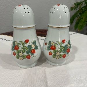 VTG AVON PORCELAIN STRAWBERRY SALT AND PEPPER SHAKERS 22k GOLD TRIM Excl BRAZIL